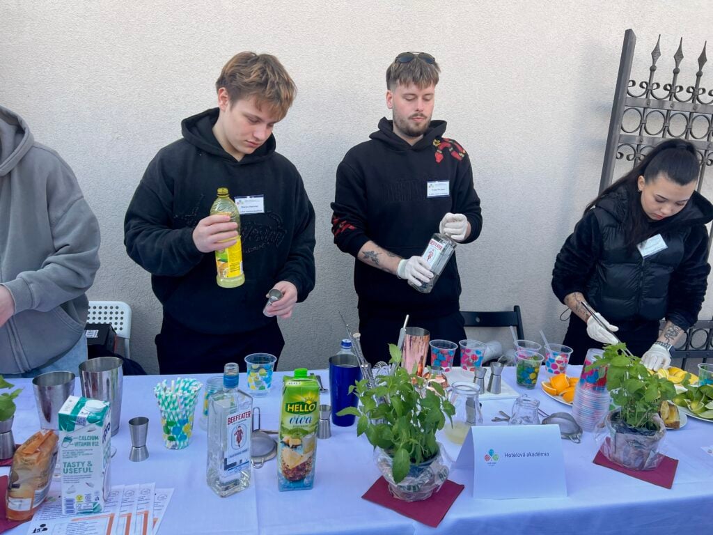 Iden na strednú Stredné školy z troch okresov predstavili žiakom svoje odbory aj praktické ukážky. Foto: Rimava.sk