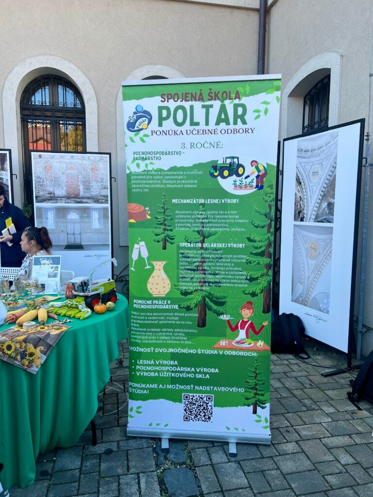 Iden na strednú Stredné školy z troch okresov predstavili žiakom svoje odbory aj praktické ukážky. Foto: Rimava.sk