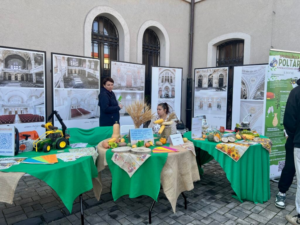 Iden na strednú Stredné školy z troch okresov predstavili žiakom svoje odbory aj praktické ukážky. Foto: Rimava.sk