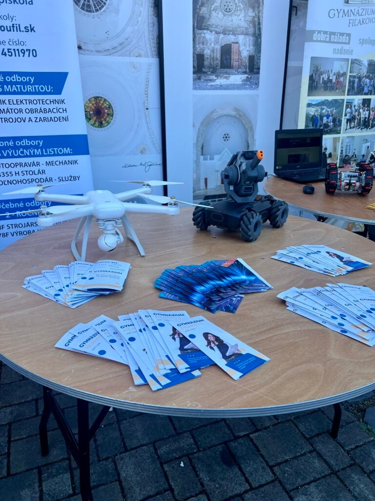 Iden na strednú Stredné školy z troch okresov predstavili žiakom svoje odbory aj praktické ukážky. Foto: Rimava.sk