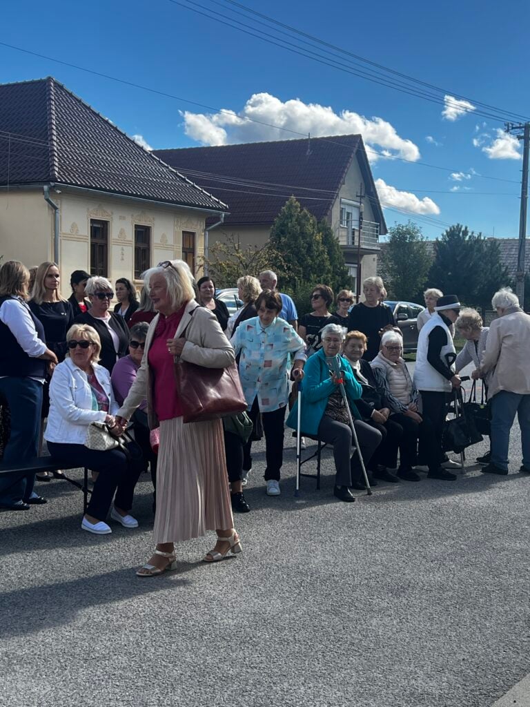 „Hostia počas slávnostného otvorenia v Čerenčanoch“,