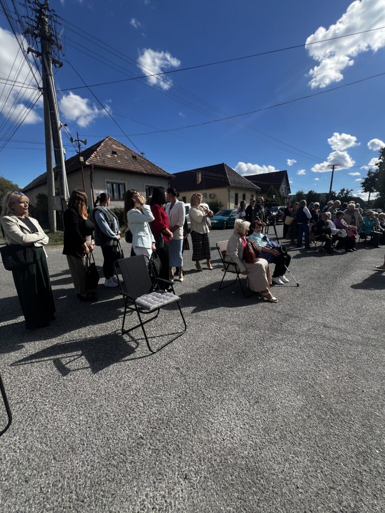 „Hostia počas slávnostného otvorenia v Čerenčanoch“,
