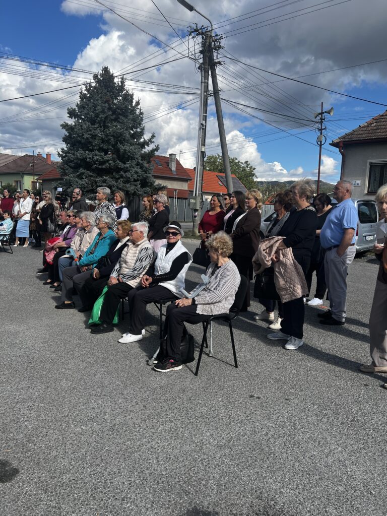 „Hostia počas slávnostného otvorenia v Čerenčanoch“,