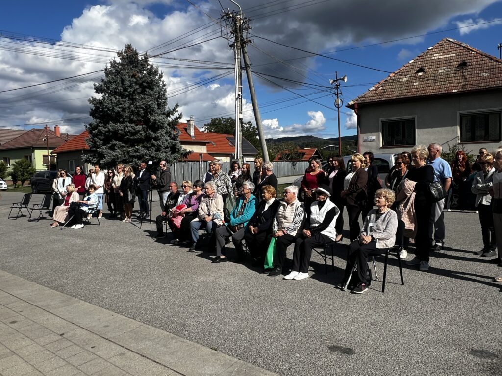 „Hostia počas slávnostného otvorenia v Čerenčanoch“,