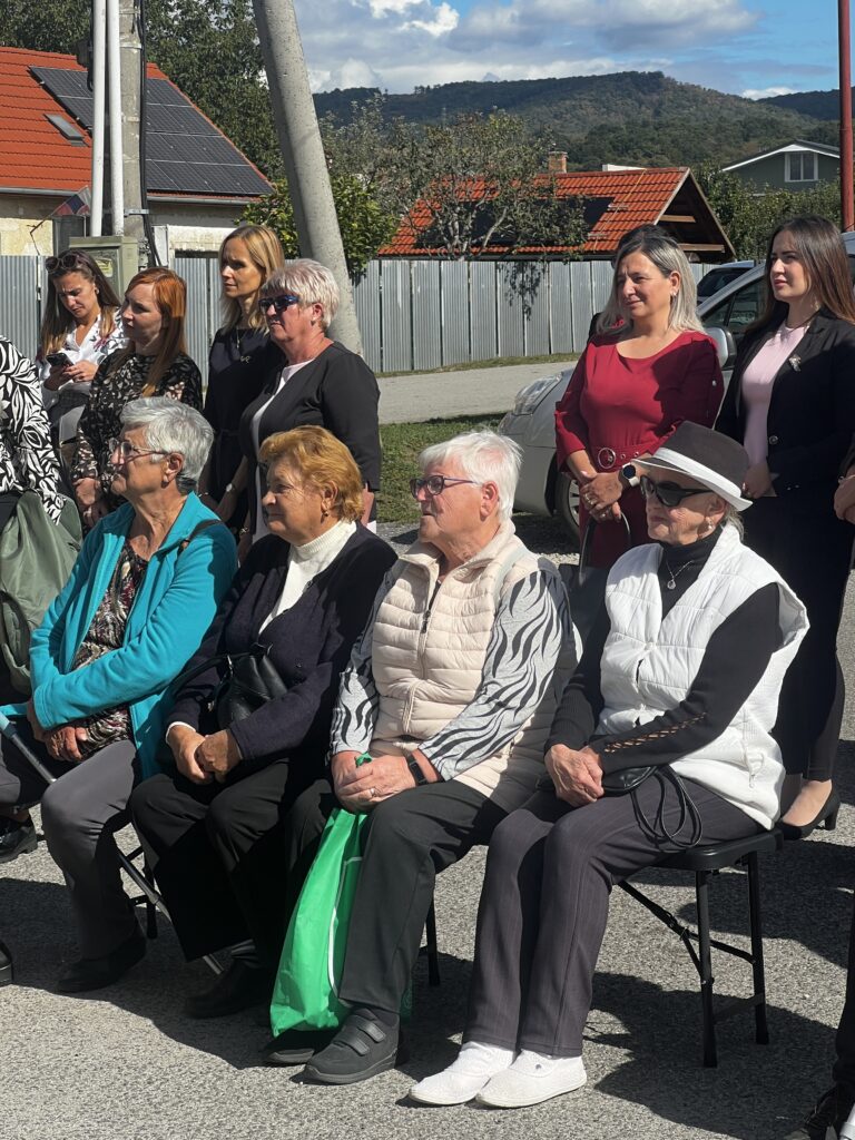 „Hostia počas slávnostného otvorenia v Čerenčanoch“,