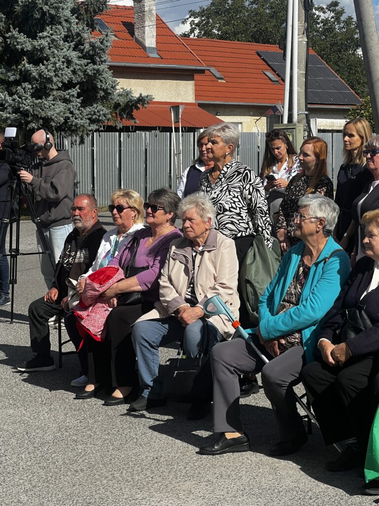 „Hostia počas slávnostného otvorenia v Čerenčanoch“,
