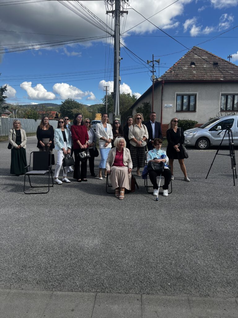 „Hostia počas slávnostného otvorenia v Čerenčanoch“,