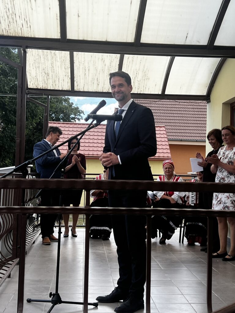 Ondrej Lunter počas otvorenia požičovne v Čerenčanoch