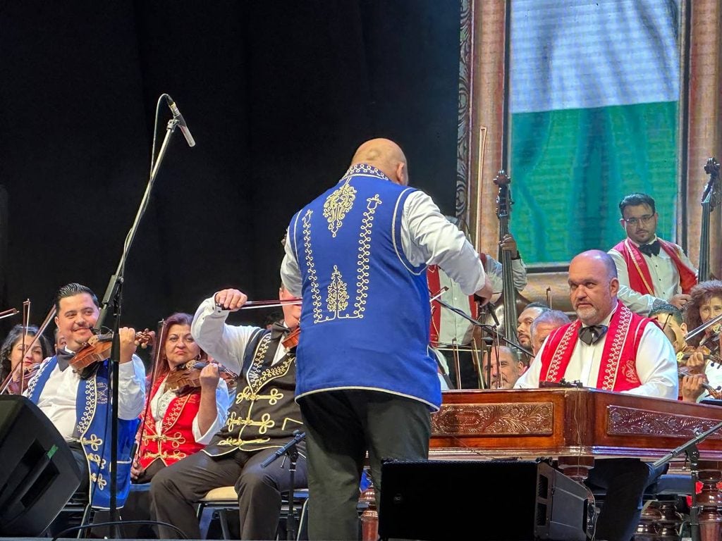 Sto členný cigánsky orchester v RS