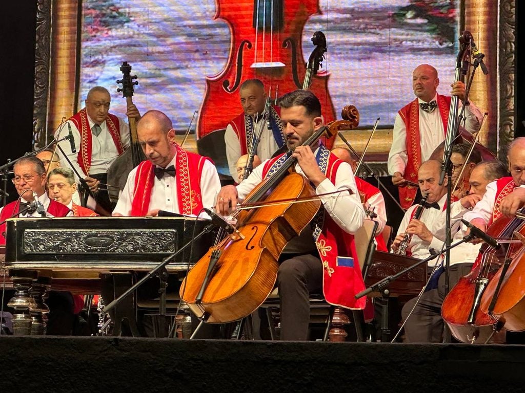 Sto členný cigánsky orchester v RS
