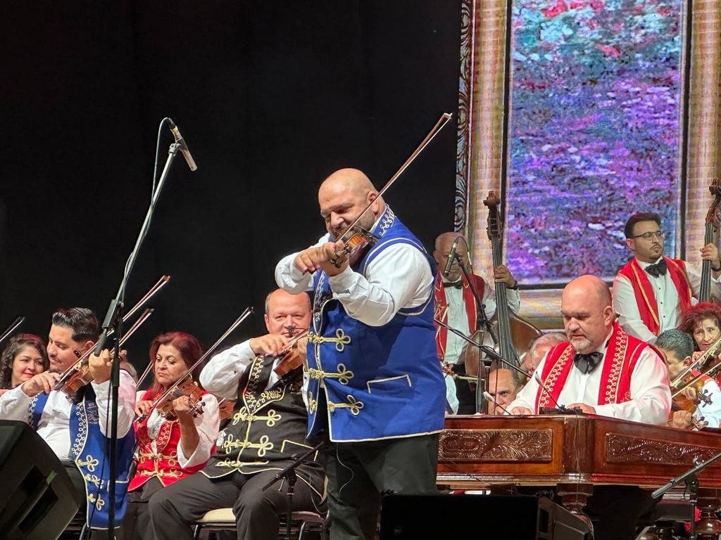 100 členný cigánsky orchester v RS