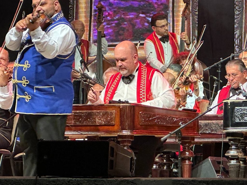 Sto členný cigánsky orchester v RS