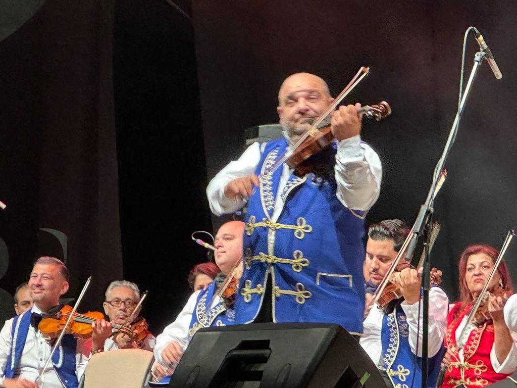 Sto členný cigánsky orchester v RS