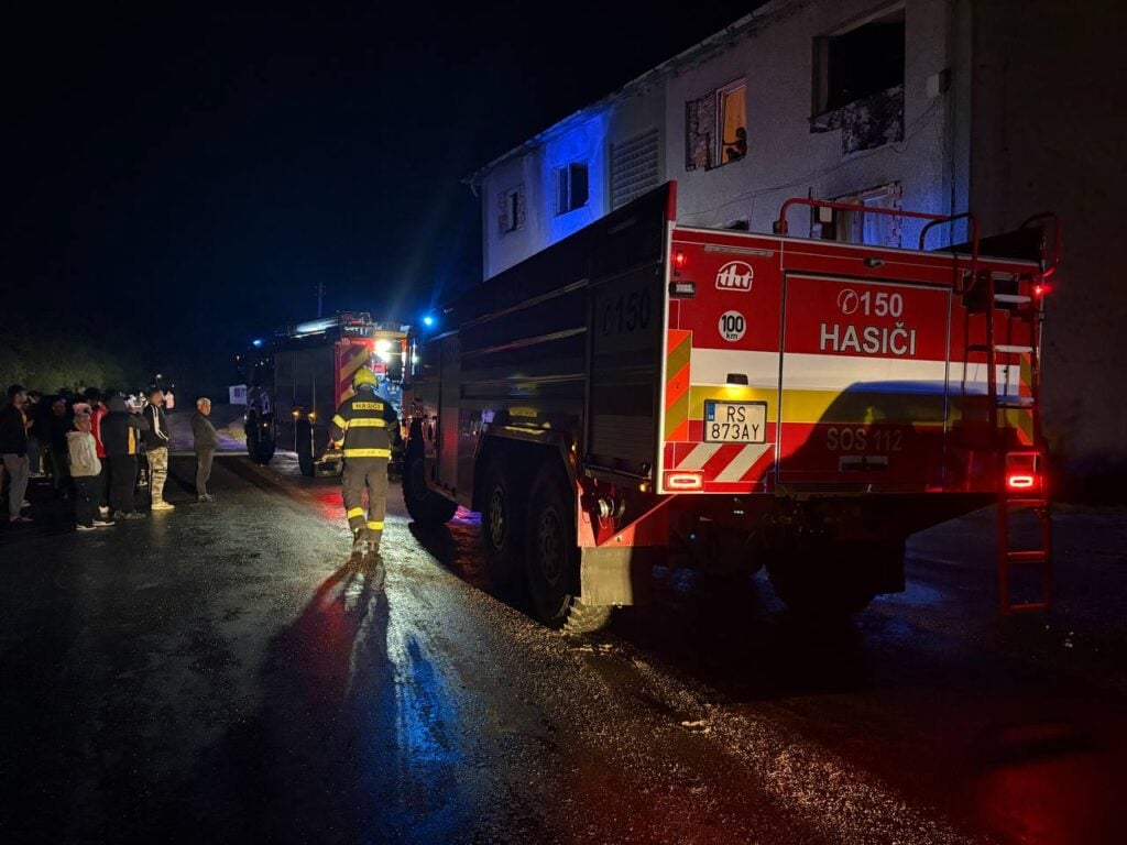 hasičská technika privolaná k požiaru Sútor