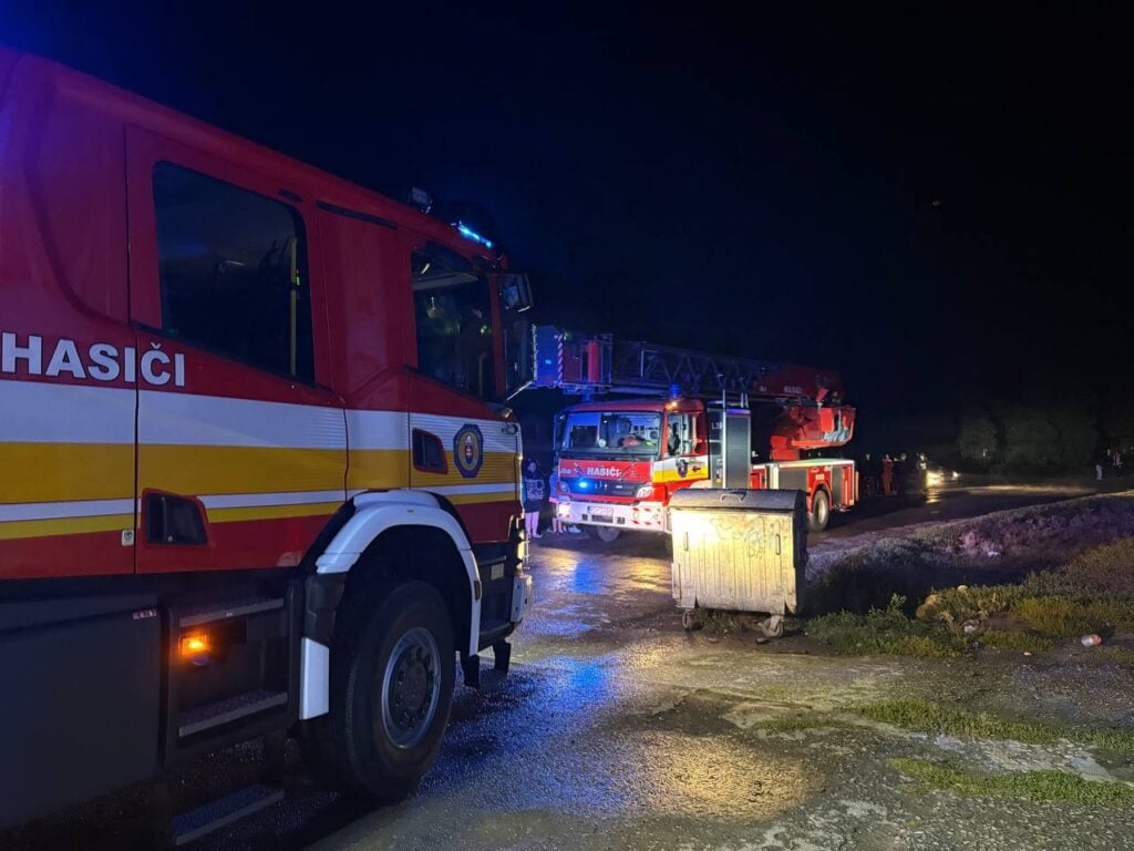 hasičská technika privolaná k požiaru