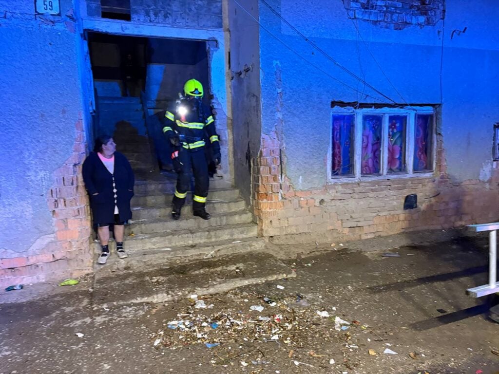 hasiči vchádzajú pri nahlásenom požiari