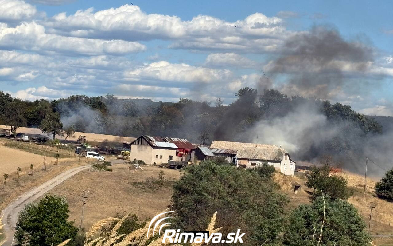 Hasiči zasahovali pri požiari lúky a balíkov slamy v Kružne