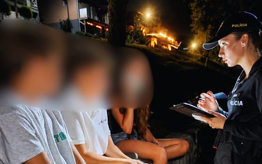 Policajti počas preventívno-bezpečnostnej akcie ADaM zameranej na alkohol, drogy a mládež.
