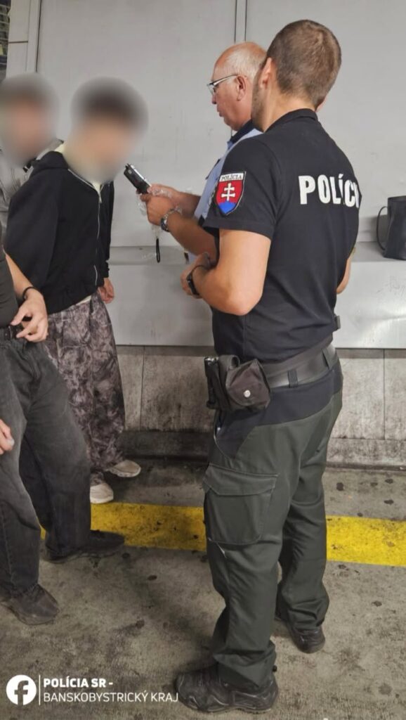 Policajti počas preventívno-bezpečnostnej akcie ADaM zameranej na alkohol, drogy a mládež.