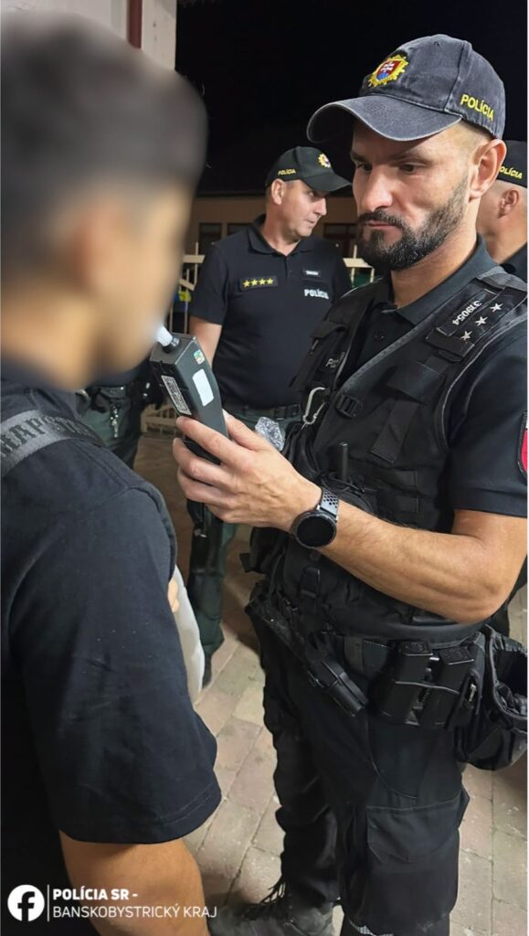Policajti počas preventívno-bezpečnostnej akcie ADaM zameranej na alkohol, drogy a mládež.