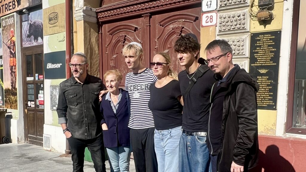Rodina Jakuba Szántóa pri ukladaní Stolpersteinov v Rimavskej Sobote