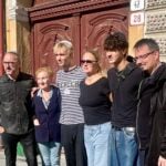 Rodina Jakuba Szántóa pri ukladaní Stolpersteinov v Rimavskej Sobote