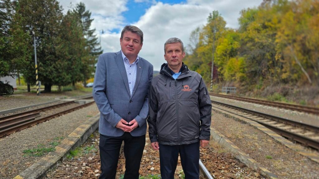 Maroš Tichý, inšpektor bezpečnosti železničnej dopravy ZSSK a Tibor Papcun, rušňovodič ZSSK (vpravo)