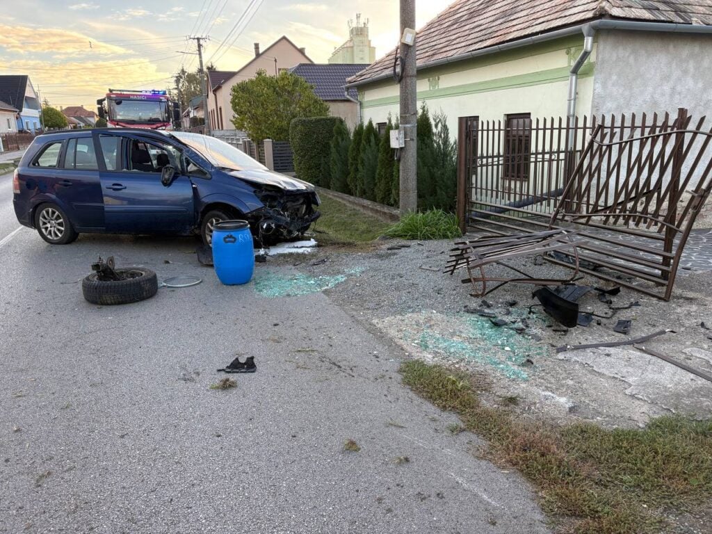 Poškodené oplotenie po rannej dopravnej nehode v obci Jesenské v okrese Rimavská Sobota.