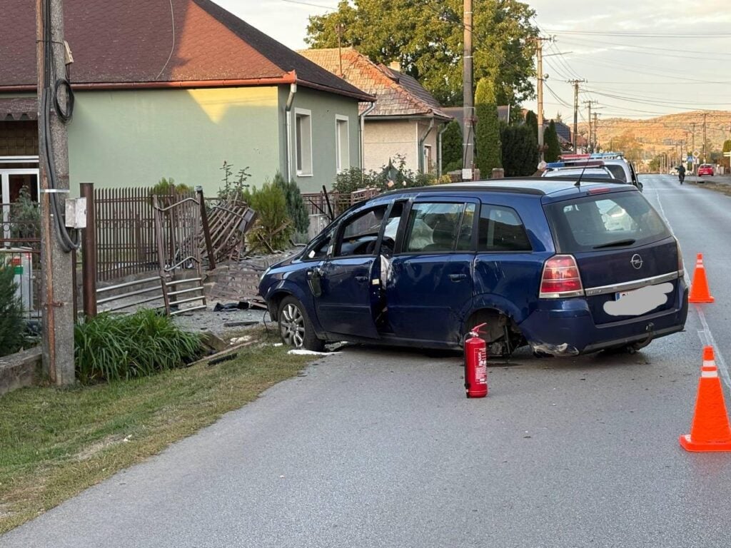 Dopravná nehoda v Jesenskom – mladý vodič narazil do mostíka a oplotenia rodinného domu.