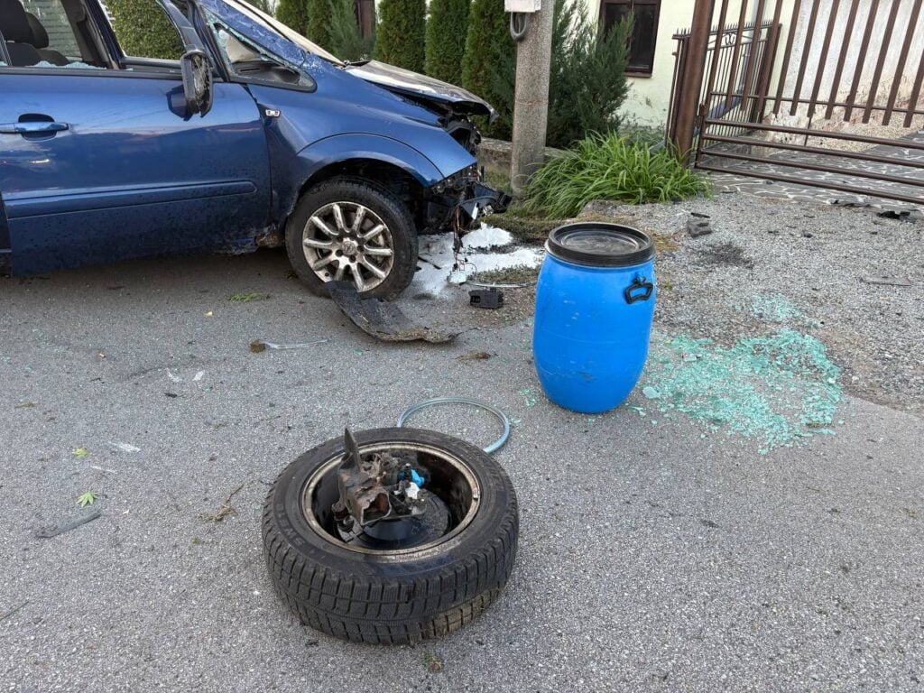 Poškodené oplotenie po rannej dopravnej nehode v obci Jesenské v okrese Rimavská Sobota.