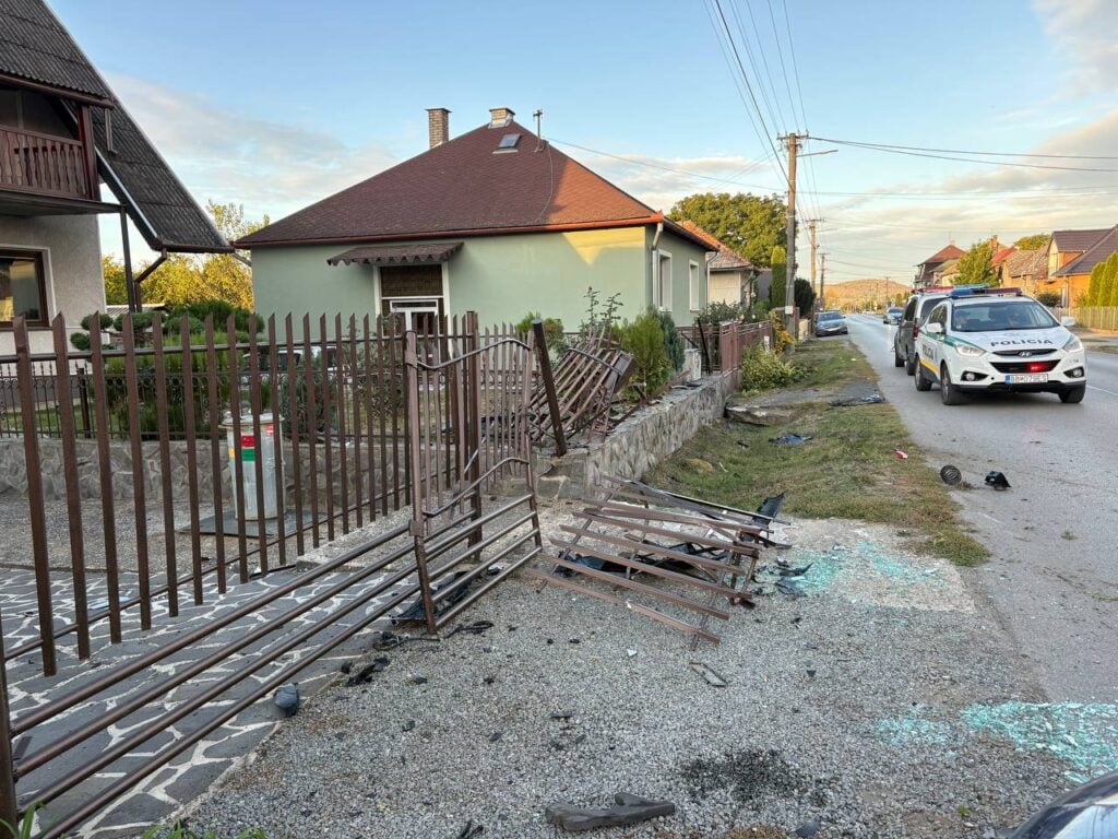Poškodené oplotenie po rannej dopravnej nehode v obci Jesenské v okrese Rimavská Sobota.