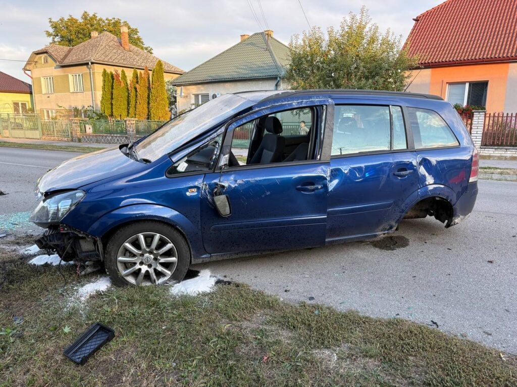 Dopravná nehoda v Jesenskom – mladý vodič narazil do mostíka a oplotenia rodinného domu.