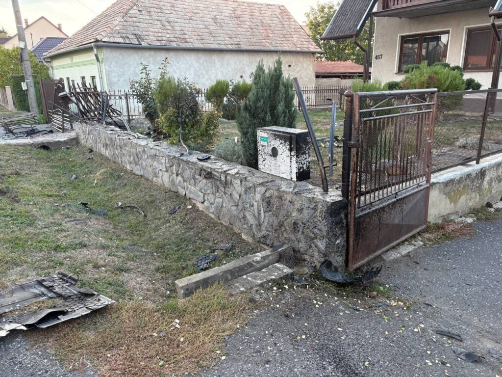 Miesto dopravnej nehody v Jesenskom, kde vozidlo len tesne minulo plynovú prípojku.