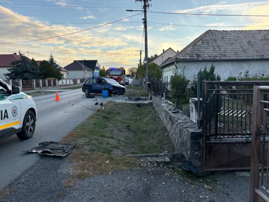 Dopravná nehoda v Jesenskom – mladý vodič narazil do mostíka a oplotenia rodinného domu.