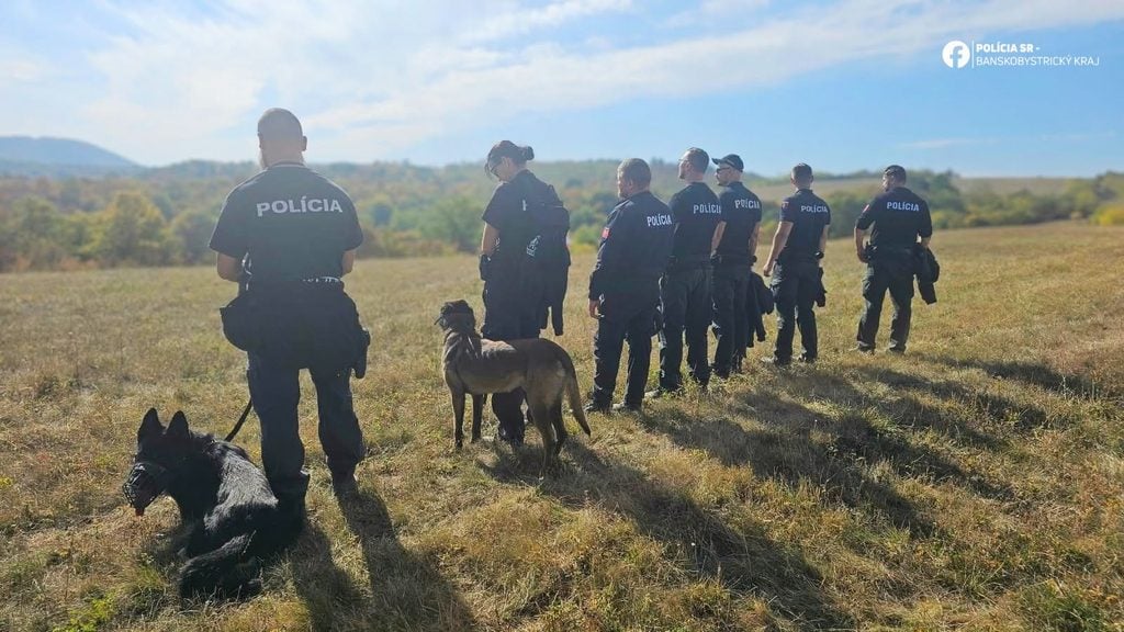 Pátracia akcia po nezvestnom seniorovi v Blhovciach, do ktorej sa zapojili policajti, hasiči a záchranné zložky.