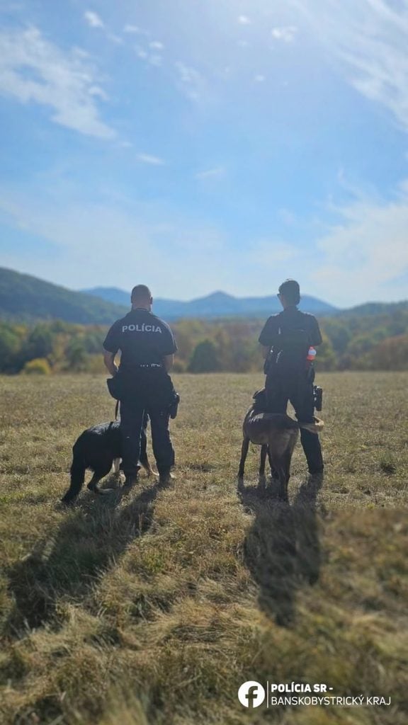 Pátracia akcia po nezvestnom seniorovi v Blhovciach, do ktorej sa zapojili policajti, hasiči a záchranné zložky.