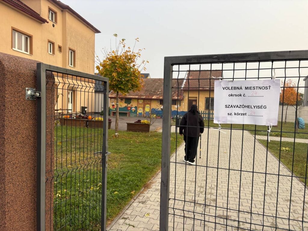 Priebeh volieb 2026 vo volebnej miestnosti v regióne