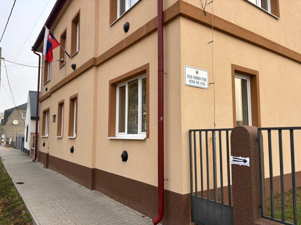 Priebeh volieb 2026 vo volebnej miestnosti v regióne