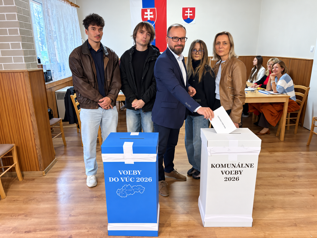 Ráno odvolil aj Roman Vaľo, prišiel s celou rodinou
