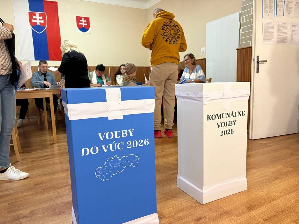 Priebeh volieb 2026 vo volebnej miestnosti v regióne