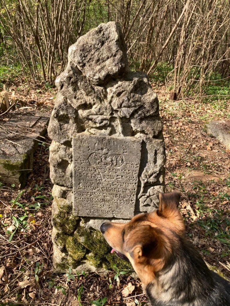 Jeden z troch náhrobných kameňov. 
