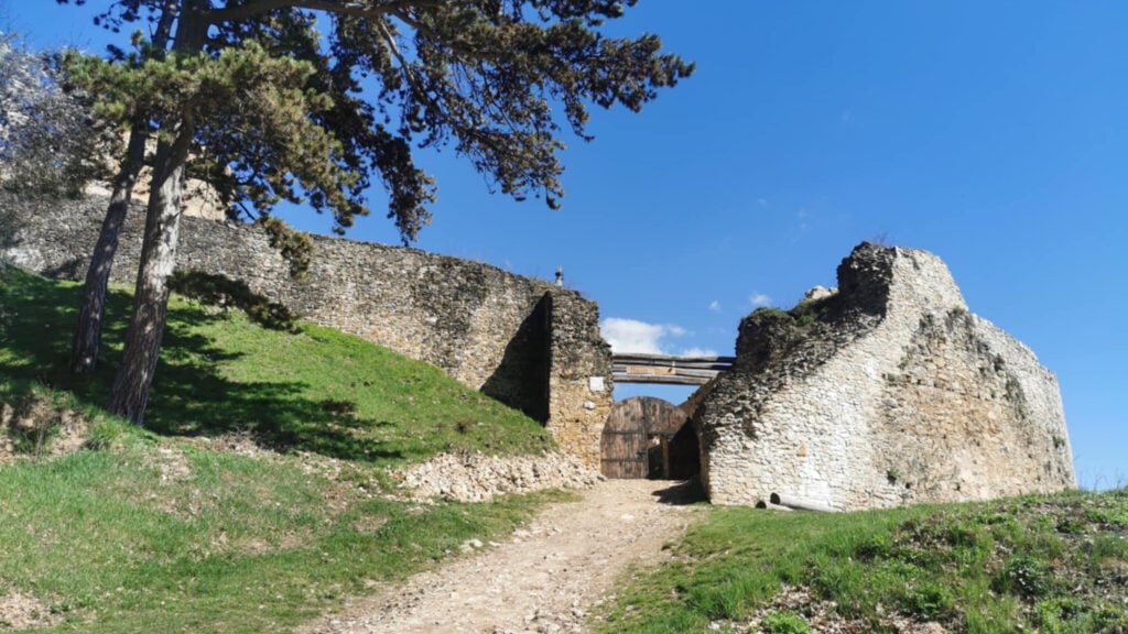 Divín - vstup do hradu