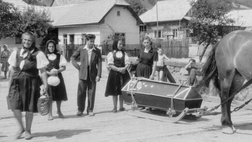 Dušičky našich predkov a zabudnuté pohrebné zvyky na slovenskej dedine, pochovávanie na Považí v roku 1954