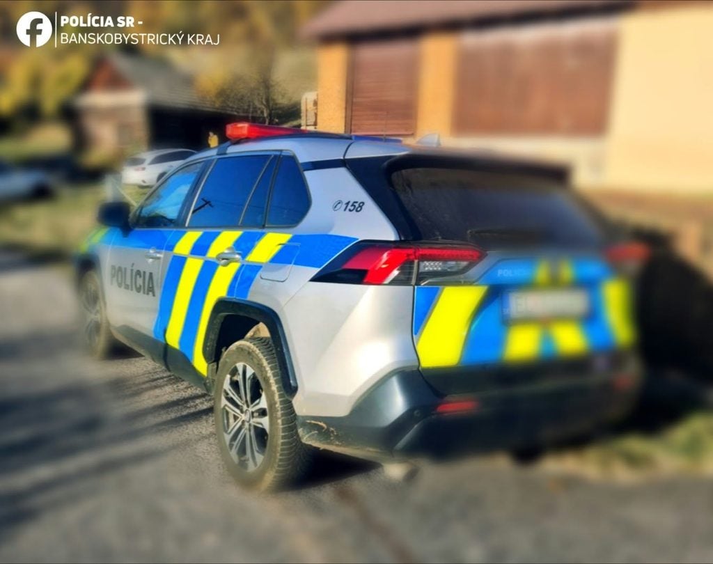 Policajné auto pri prípade streľby na chate.