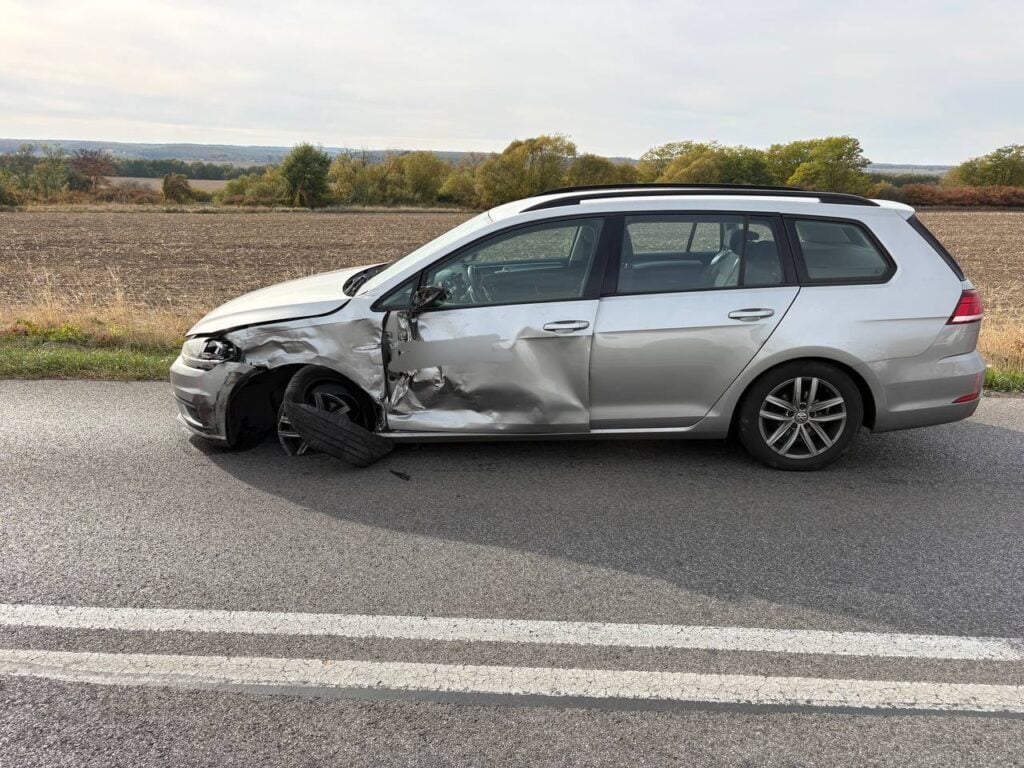 Zrážka dvoch áut pri Rimavských Janovciach.
