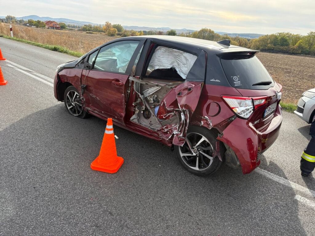 Zrážka dvoch áut pri Rimavských Janovciach.