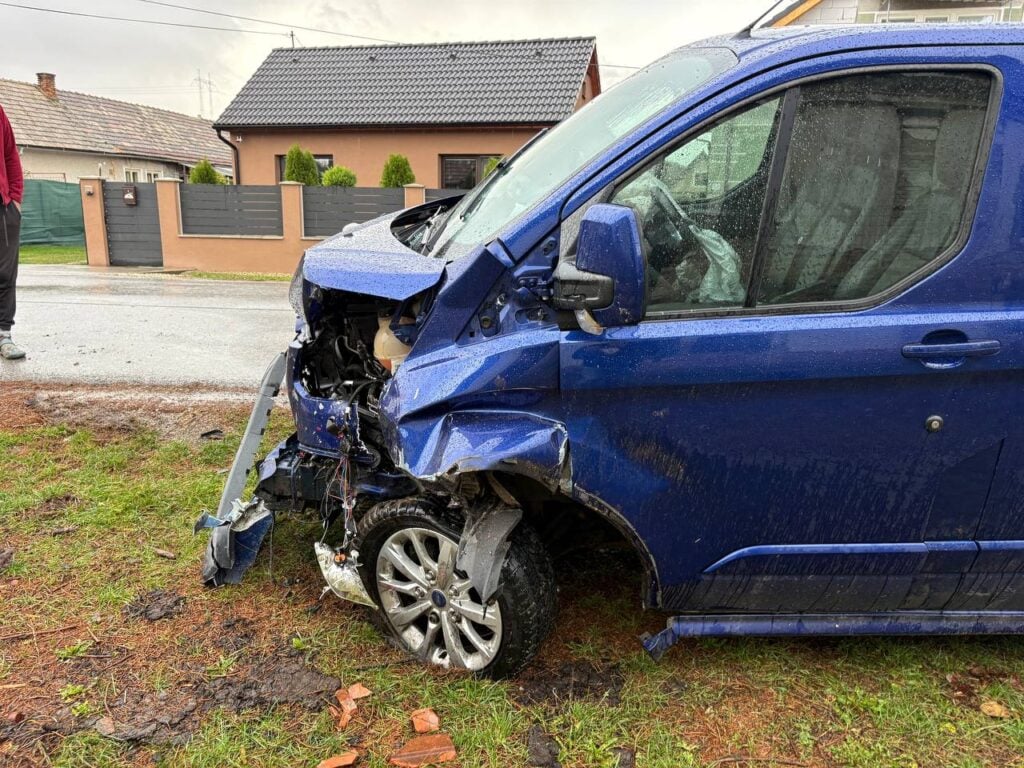 Nehoda v Ruminciach, poškodená dodávka