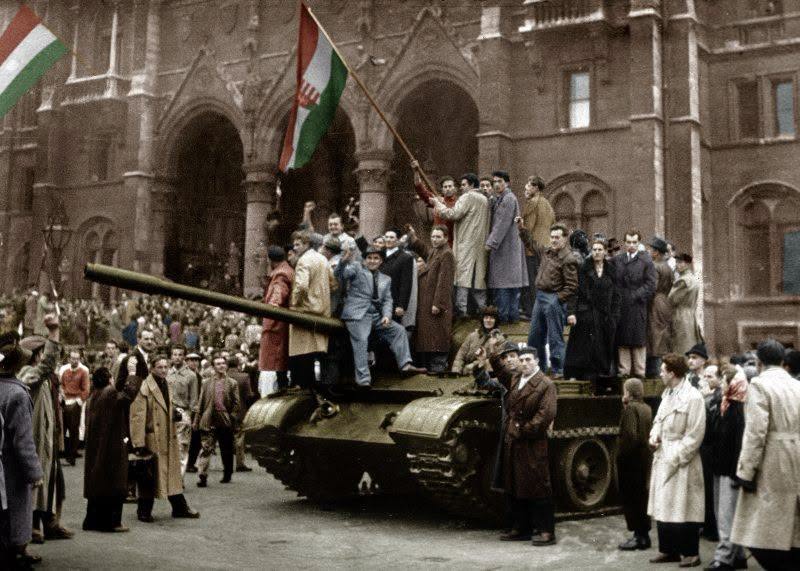 Ľudia v Budapešti počas povstania v roku 1956