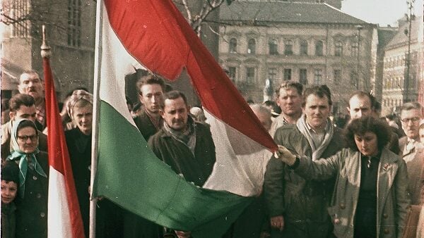 Maďarská trikolóra s vystrihnutým komunistickým znakom, symbol povstania z roku 1956
