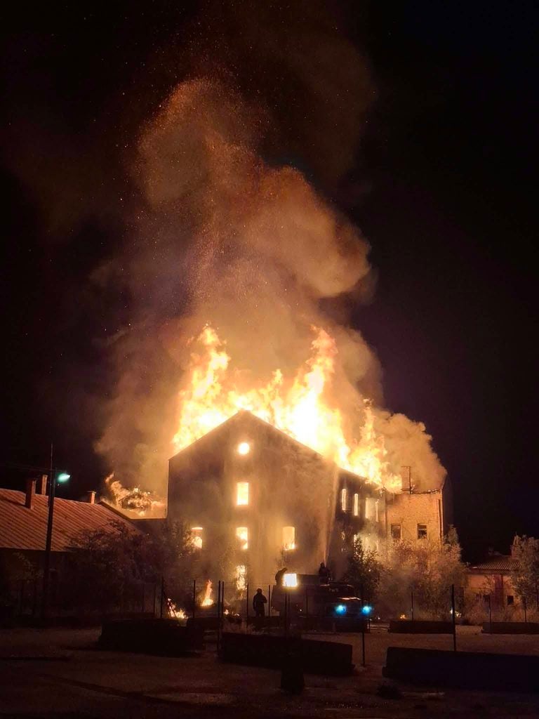 Horiaca historická budova mlyna v Plešivci